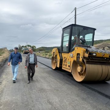 Prefeito de Maracajá acompanha fase final da pavimentação da Rodovia Angelino Acordi