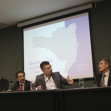 Audiência aponta desperdício de dinheiro público com obras paralisadas