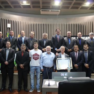 Um dos maiores ídolos do Esporte recebe homenagem da Câmara