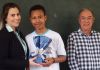 Comissão organizadora entrega prêmio ao vencedor do Concurso “Tema do Natal”