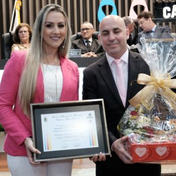 Vereadores homenageiam profissionais da saúde do município
