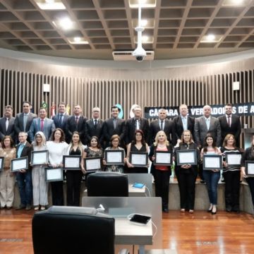 Vereadores homenageiam profissionais da saúde do município
