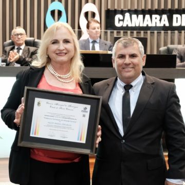 Vereadores homenageiam profissionais da saúde do município