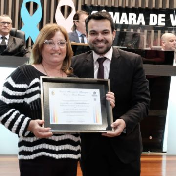 Vereadores homenageiam profissionais da saúde do município
