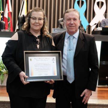 Vereadores homenageiam profissionais da saúde do município