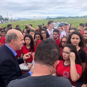 Governador anuncia obra de R$ 15 milhões sob manifestação de estudantes do Maria Garcia Pessi