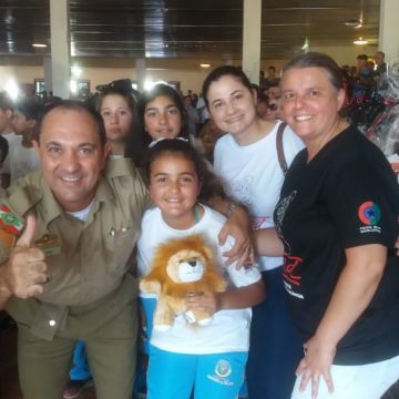 Alunos do Arroio ganham bicicletas e outros prêmios na festa de 20 anos do PROERD