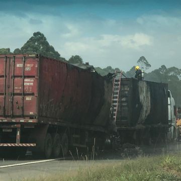 Caminhoneiro morre carbonizado em acidente em Maracajá