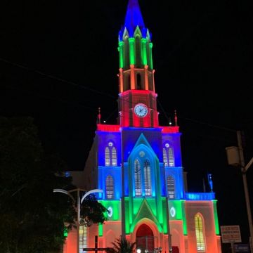 População se surpreende e aprova nova iluminação da Igreja matriz de Sombrio