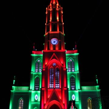 População se surpreende e aprova nova iluminação da Igreja matriz de Sombrio