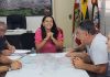 Gislaine assina mais uma ordem de serviço