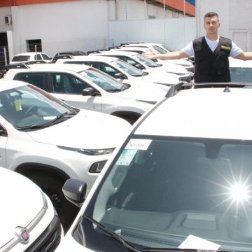 Absurdo!!!! Secretaria Estadual de Educação compra carros de luxo
