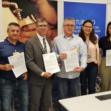 Prefeito Tiago Zilli e o vice-prefeito Edson Jair assinam contrato do Programa Avançar Cidades