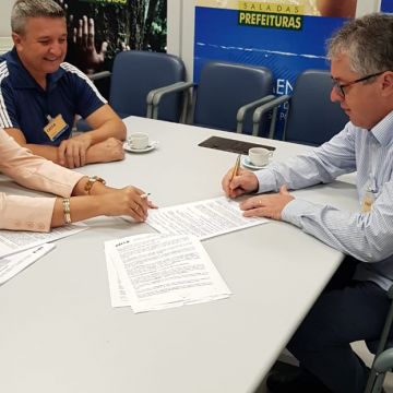 Prefeito Tiago Zilli e o vice-prefeito Edson Jair assinam contrato do Programa Avançar Cidades