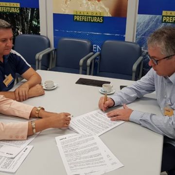 Prefeito Tiago Zilli e o vice-prefeito Edson Jair assinam contrato do Programa Avançar Cidades