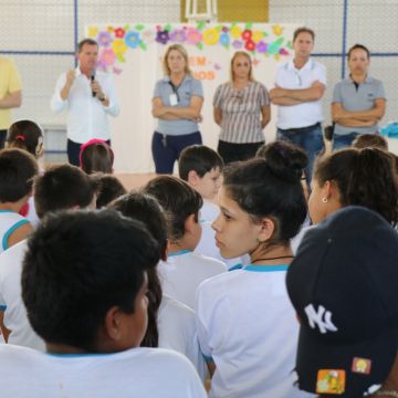 Alunos da rede municipal de Nova Veneza recebem uniforme escolar
