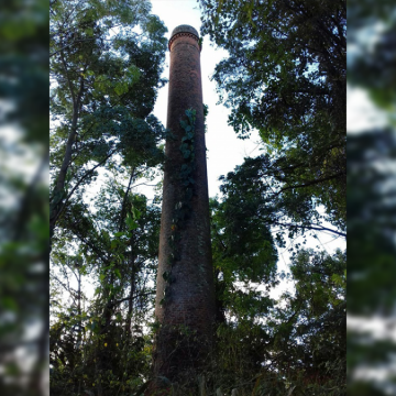 Chaminé do antigo Engenho Belinzoni, que faz parte da história do município, segue abandonado