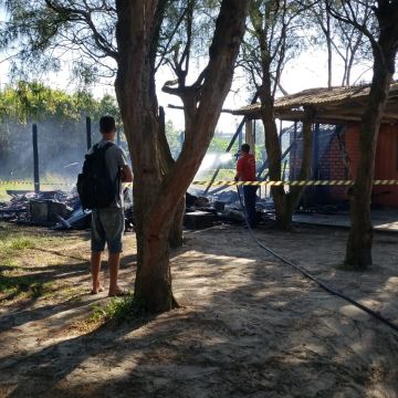 Bar é atingido por incêndio