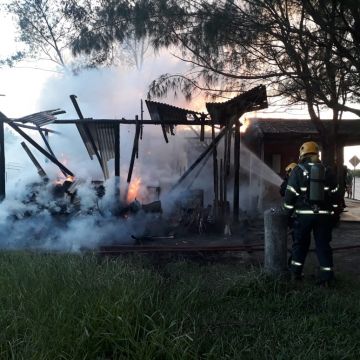Bar é atingido por incêndio