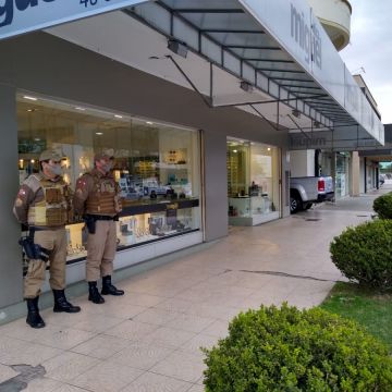 Polícia Militar realiza operação Fecha Quartel