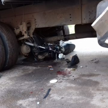 Motociclista fica gravemente ferido após colisão com caminhão