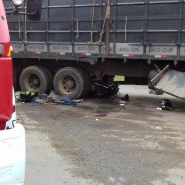 Motociclista fica gravemente ferido após colisão com caminhão