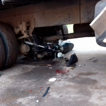 Motociclista fica gravemente ferido após colisão com caminhão