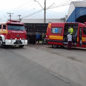 Motociclista fica gravemente ferido após colisão com caminhão