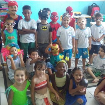 Pequenos curtem carnaval na escola