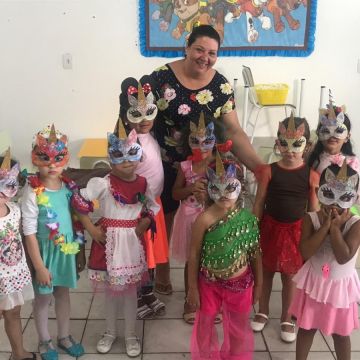 Pequenos curtem carnaval na escola
