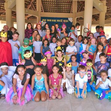 Pequenos curtem carnaval na escola