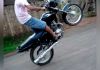 Homem foge da PM de moto e coloca vidas em risco