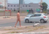 Homem nu é visto caminhando tranquilamente em rua movimentada de SC