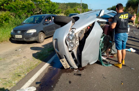 Colisão frontal deixa três feridos gravemente na rodovia de acesso ao Arroio do Silva