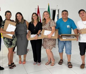 Secretaria de Educação de Balneário Arroio do Silva realiza a entrega de notebooks para professores efetivos